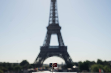 H0 Figur vor dem Eiffelturm
