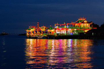 Naklejka premium GEORGETOWN, MALAYSIA - NOVEMBER 18,2016: nightview of Hean Boo Thean Kuanyin Chinese Buddhist temple in Clan Jetties by night. Built on stilts over the harbor George Town