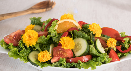 Frischer Salat mit gelben Blumen 