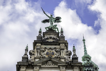 Fototapeta na wymiar Hamburger Rathaus vor einem bewölkten Himmel