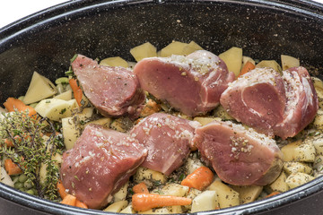 viande en morceaux dans marmite avec légumes