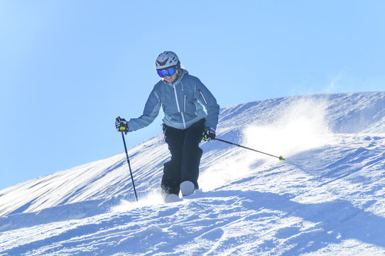 Skifahrerin auf der Piste