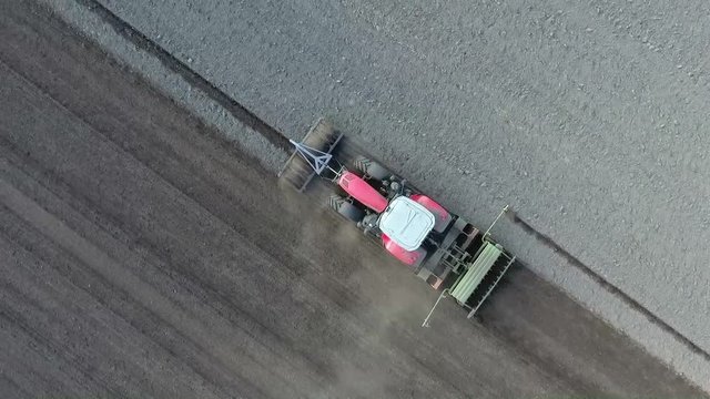 Getreide - Herbstbestellung, Traktor mit Sämaschine aus der Luft