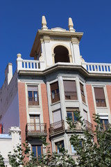 Fototapeta na wymiar Ciudades, casas antiguas y nuevas. Palacios.