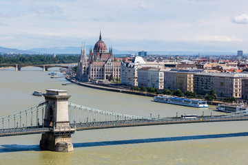 Fototapeta na wymiar Parlamentsgebäude und die Kettenbrücke in Budapest