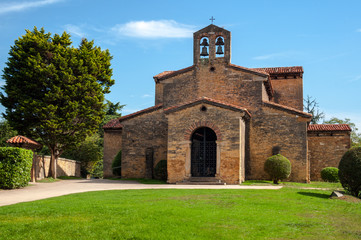 Fototapeta na wymiar San Julian de los Prados Church, Oviedo, Asturias
