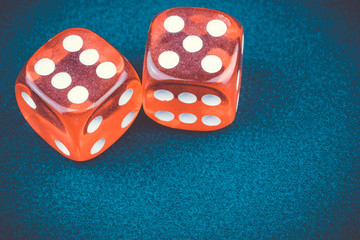 Rote Spiel Würfel Casino auf blauem Filz