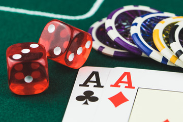 Poker Asse mit roten Würfel und Spiel Chips