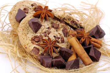 Biscotti , anice stellato , cannella  e cioccolato