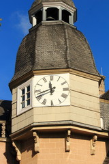 Fototapeta na wymiar Turmuhr in einem Burginnenhof