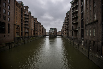 Naklejka premium Bauwerke, Brücken und Kanäle in der Speicherstadt in Hamburg