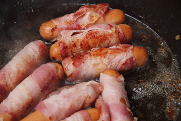 Speckwürstchen in Pfanne
