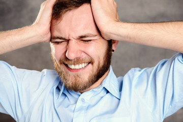 Obraz premium young bearded man is reflecting