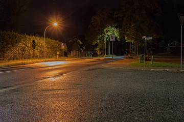 Verkehrsinsel bei Nacht (Senzig, Königs Wusterhausen)