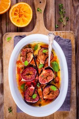 Baked figs with thyme, mint, vanilla pods in orange syrup