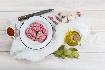 Sesos de cordero crudos con aceite de oliva virgen extra y otros ingredientes para cocinar
