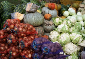 Fototapeta na wymiar Овощи на фермерском рынке 