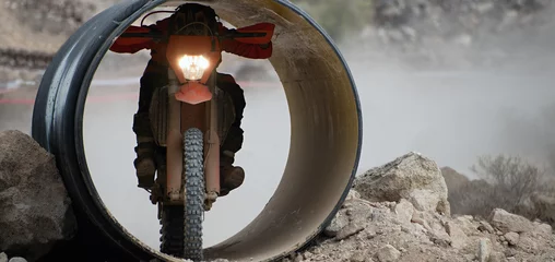 Photo sur Aluminium Sport automobile Un motocycliste traverse le tube, la course de motocross