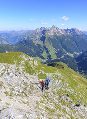 Fototapeta na wymiar Klettersteig-Alpinisten im Hochgebirge