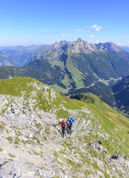 Klettersteig-Alpinisten im Hochgebirge