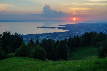 Blick vom Pfänder (A) auf den Bodensee bei Sonnenuntergang