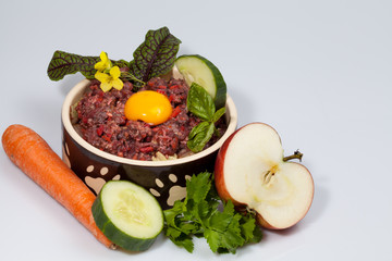 Futternapf mit Barf auf weißem Hintergrund mit viel Textfreiraum, Makro horizontal