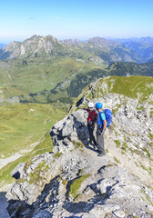Fototapeta na wymiar Alpinisten genießen die herrliche Aussicht im Hochgebirge