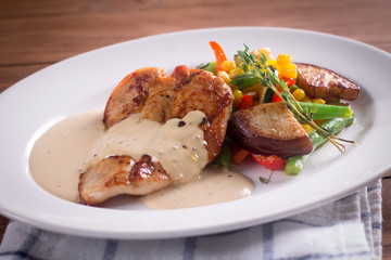 цыпленок на гриле с жареными овощами и соусом с зернистой горчицей