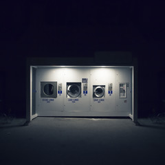 Machine à laver, parking, nuit