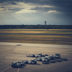 tarmac d'aéroport avec véhicules de remorquage