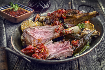 Barbecue Lammhaxen mit Gemüse in Kasserolle