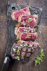 Barbecue Aged Roast Beef auf altem Blech