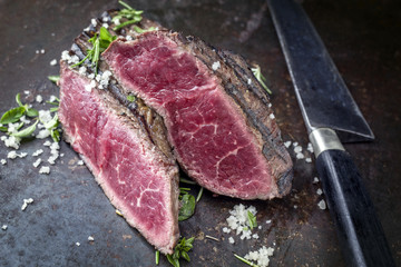 Barbecue Hüftsteak auf altem Blech