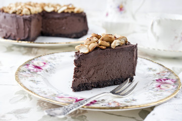 Schokoladenkuchen mit Nüssen auf Teller