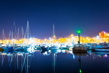 Obraz na płótnie Canvas Boats in Alghero harbor at night