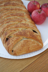 Strudel di mele e fichi su piatto su tavolo di legno