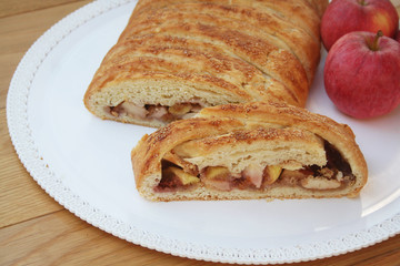 Strudel di mele e fichi su piatto su tavolo di legno