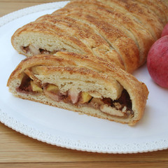 Strudel di mele e fichi su piatto su tavolo di legno