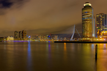 Fototapeta na wymiar Rotterdam bei Nacht