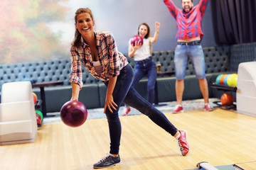 Fototapeta na wymiar Friends playing bowling