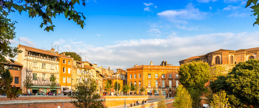 Place de la Daurade &agrave; Toulouse en Midi-Pyr&eacute;n&eacute;es, Occitanie en France