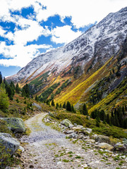 Wintereinbruch im Herbst, Wanderweg Graubünden, Tal Susauna, Schweiz