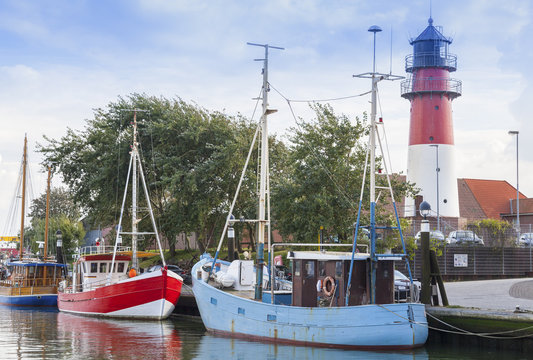 Fischkutter und Leuchturm in B&uuml;sum