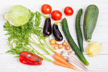 Много овощей на деревянном фоне