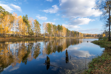 Fototapeta na wymiar панорама осеннего пейзажа в лесу с озером, Россия, Урал