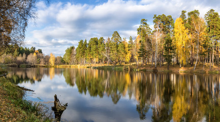 панорама осеннего пейзажа в лесу с озером, Россия, Урал - obrazy, fototapety, plakaty