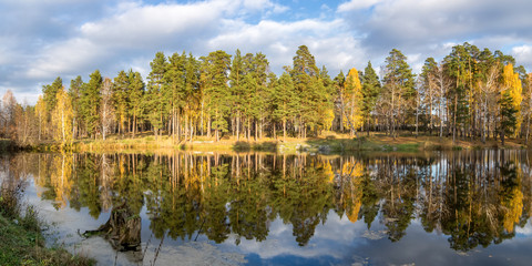 панорама осеннего пейзажа в лесу с озером, Россия, Урал