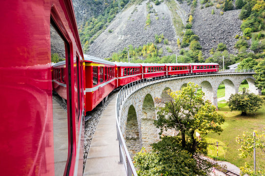 Kreisviadukt in Brusio, Rh&auml;tische Bahn, Graub&uuml;nden, Schweiz