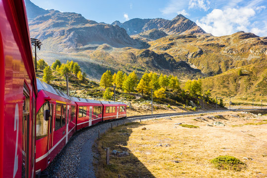 Zugfahrt im Herbst durch das Val Bernina, Graub&uuml;nden, Schweiz