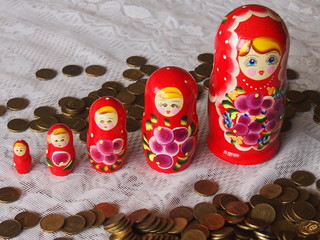 Русские деревянные куклы матрешки на фоне россыпи...